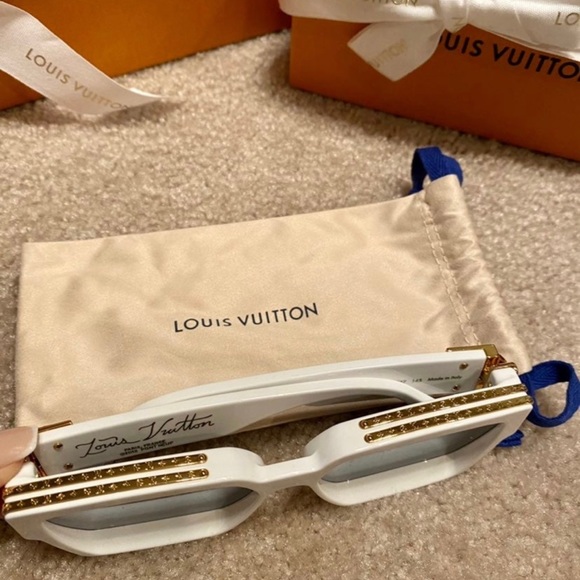 Dust bag, box, and case.
Limited version
Tag price $1000 
100% authentic - Picture 3 of 4